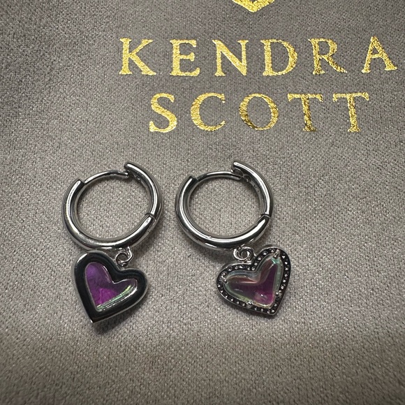 Kendra Scott Orecchini A Cuore Ari Heart Huggie In Oro E Quarzo Rosa – Gioielli Moda Donna